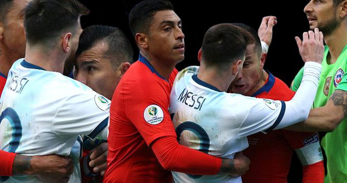 Messi ve Medel birbirine girdi! İkisi de kırmızı kart gördü