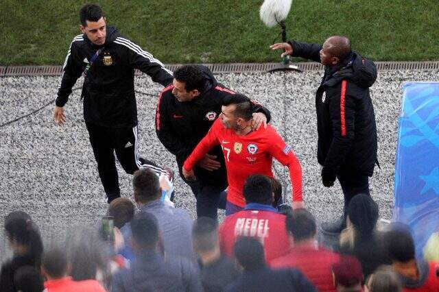 Messi ve Medel birbirine girdi! İkisi de kırmızı kart gördü