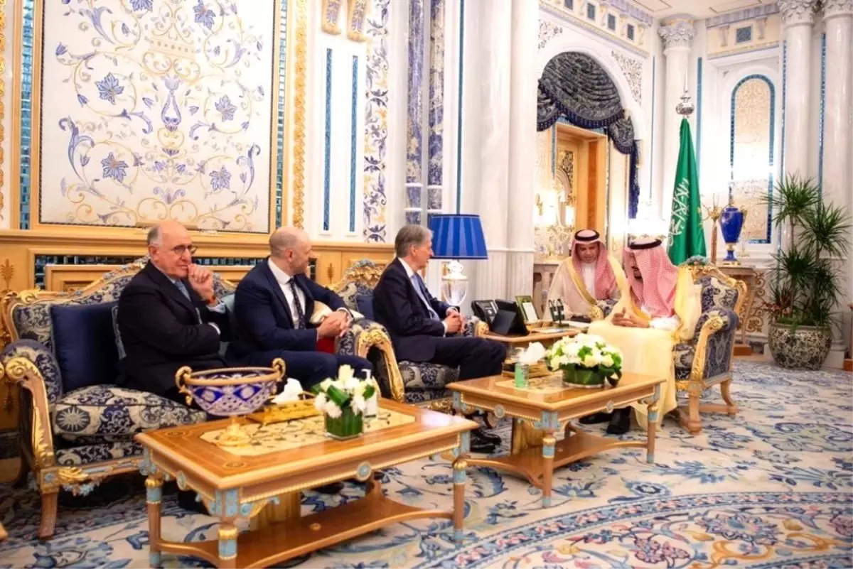 Suudi Arabistan Kralı, İngiliz Maliye Bakanı ile görüştü