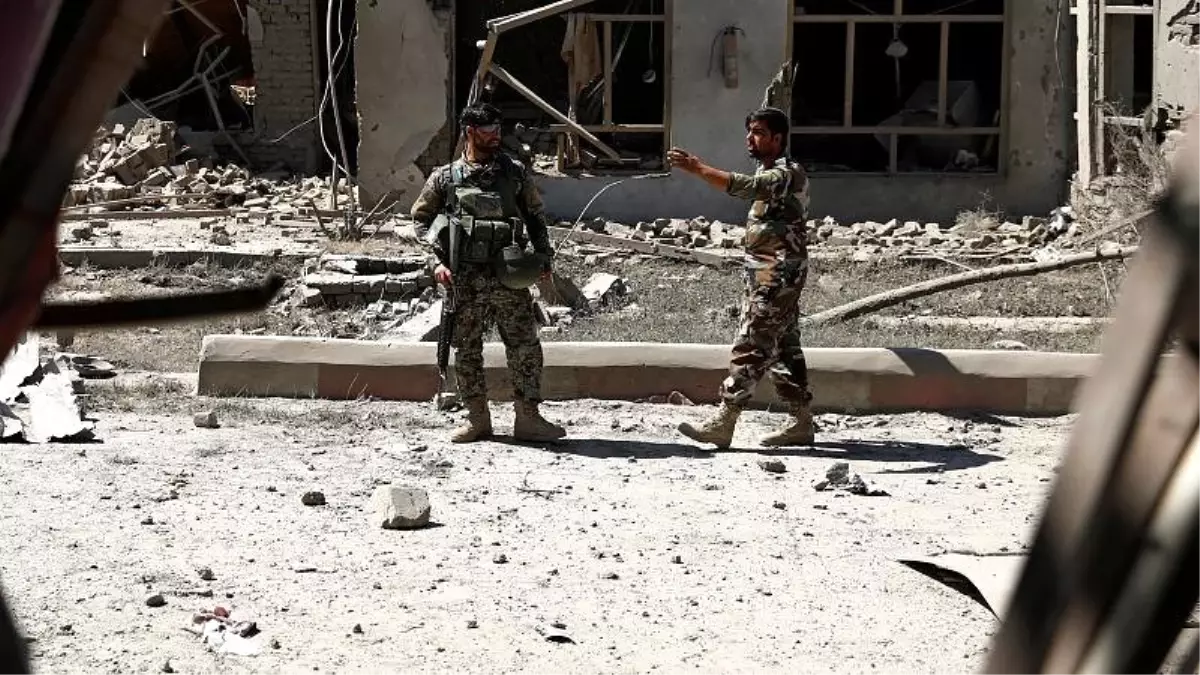 Taliban'ın Afganistan'da bomba yüklü bir aracı patlatması sonucu en 12 kişi yaşamını yitirdi