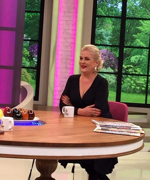 58 yaşındaki oyuncu Nurseli İdiz siyah mayolu plaj pozuyla meydan okudu