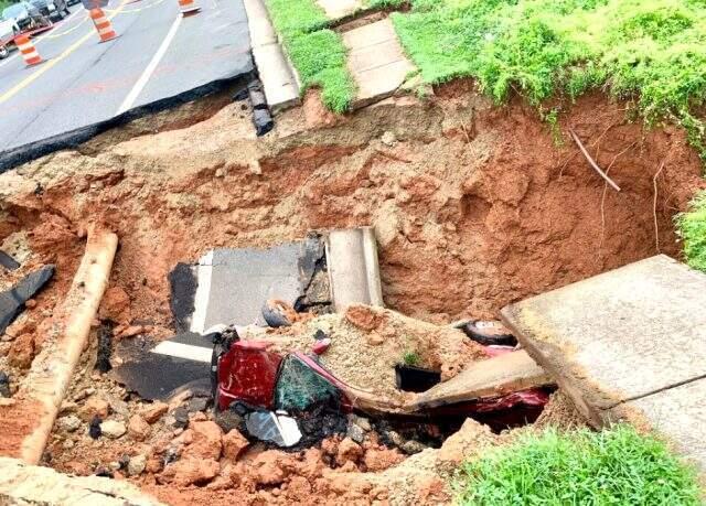 ABD'de, aşırı yağışlardan çöken yol otomobili böyle yuttu