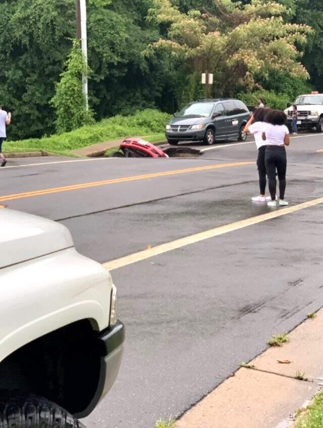 ABD'de, aşırı yağışlardan çöken yol otomobili böyle yuttu