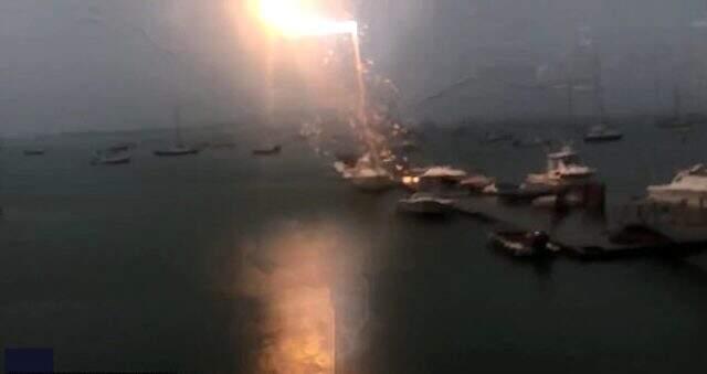 ABD'de düşen yıldırım, iskeledeki botu alev topuna çevirdi