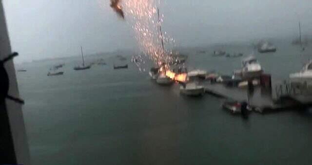 ABD'de düşen yıldırım, iskeledeki botu alev topuna çevirdi