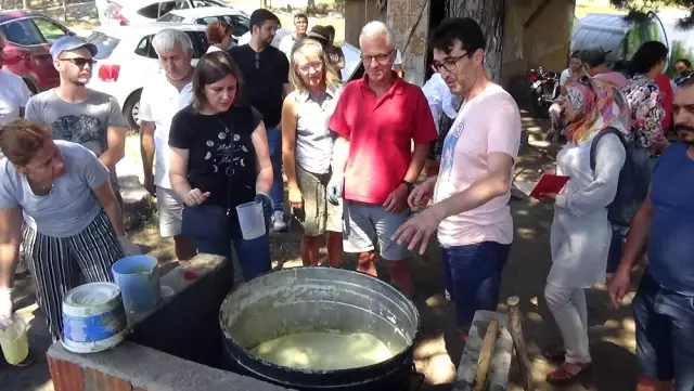 Alman turistler geleneksel zeytinyağı sabunu yapmayı öğrendiler Alman turistler geleneksel zeytinyağı sabunu yapmayı öğrendiler
