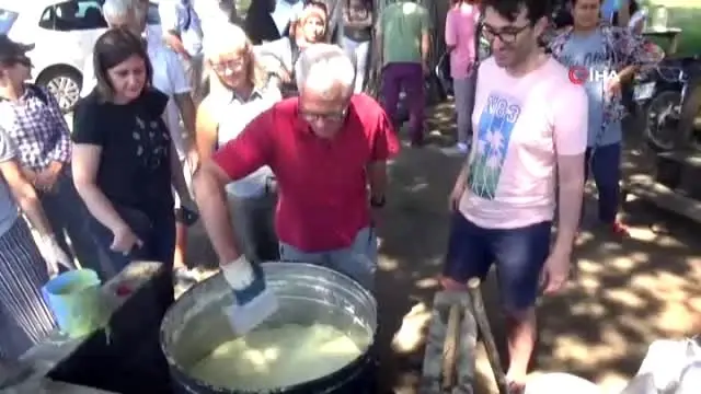 Alman turistler geleneksel zeytinyağı sabunu yapmayı öğrendiler Alman turistler geleneksel zeytinyağı sabunu yapmayı öğrendiler