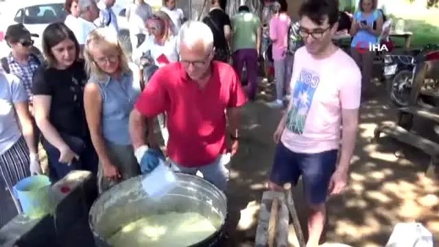 Alman turistler geleneksel zeytinyağı sabunu yapmayı öğrendiler Alman turistler geleneksel zeytinyağı sabunu yapmayı öğrendiler