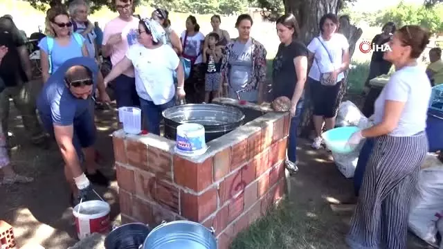 Alman turistler Kazdağları'nda geleneksel zeytinyağı sabunu yapmayı öğrendi Alman turistler Kazdağları'nda geleneksel zeytinyağı sabunu yapmayı öğrendi