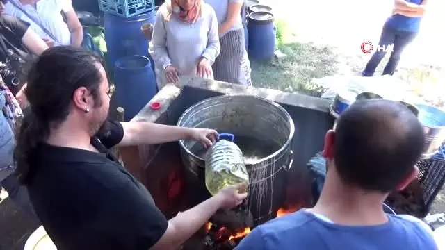Alman turistler Kazdağları'nda geleneksel zeytinyağı sabunu yapmayı öğrendi Alman turistler Kazdağları'nda geleneksel zeytinyağı sabunu yapmayı öğrendi