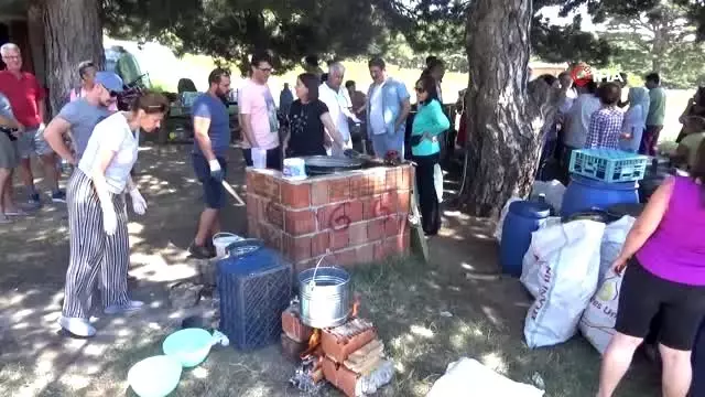 Alman turistler Kazdağları'nda geleneksel zeytinyağı sabunu yapmayı öğrendi Alman turistler Kazdağları'nda geleneksel zeytinyağı sabunu yapmayı öğrendi