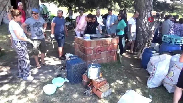 Alman turistler Kazdağları'nda geleneksel zeytinyağı sabunu yapmayı öğrendi Alman turistler Kazdağları'nda geleneksel zeytinyağı sabunu yapmayı öğrendi