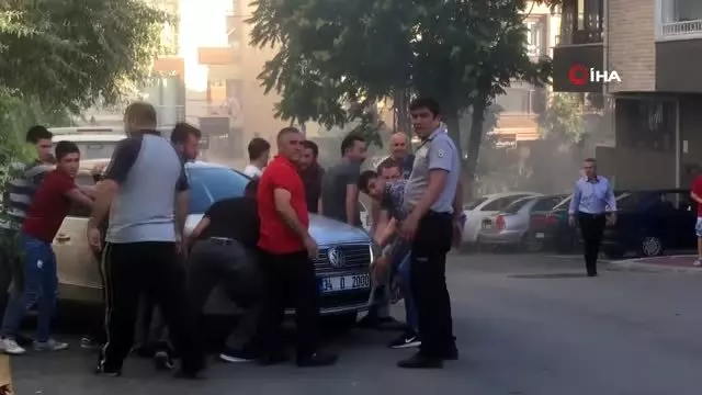 Başkent'te mahalleli el birliği ile yangından otomobil kaçırdı Başkent'te mahalleli el birliği ile yangından otomobil kaçırdı