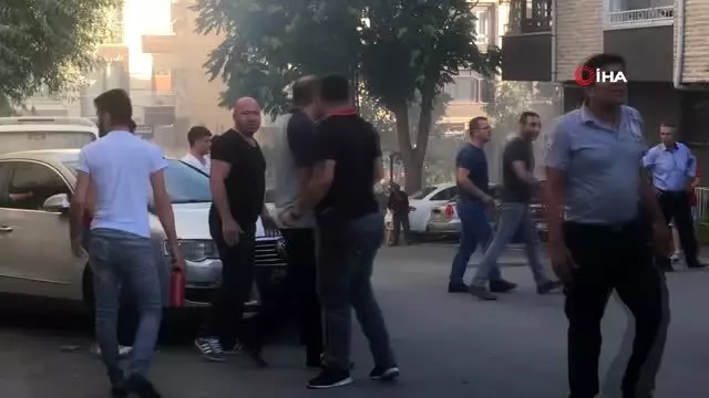 Başkent'te mahalleli el birliği ile yangından otomobil kaçırdı Başkent'te mahalleli el birliği ile yangından otomobil kaçırdı