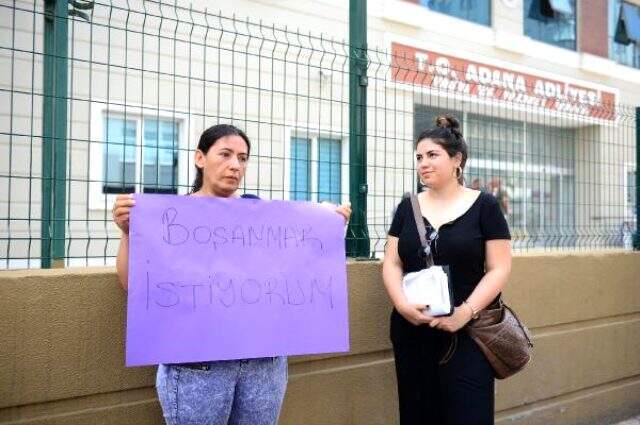 Boşanamayan kadından adliye önünde eylem