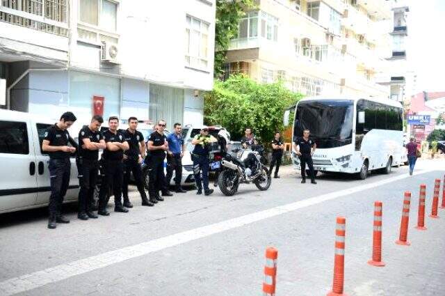 Boşanamayan kadından adliye önünde eylem