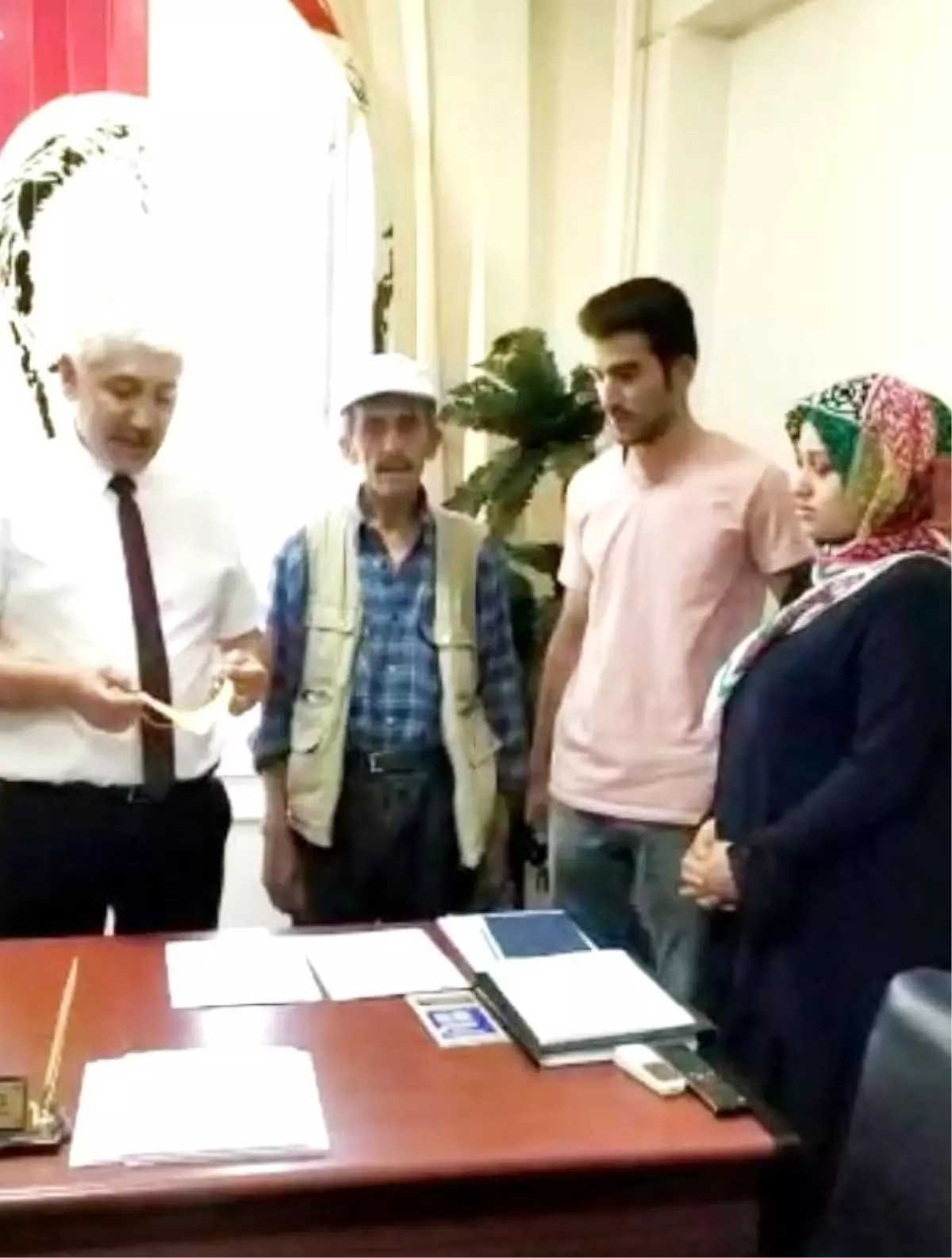 Bulduğu 14 bin TL'lik altın kolyeyi sahibine teslim etti