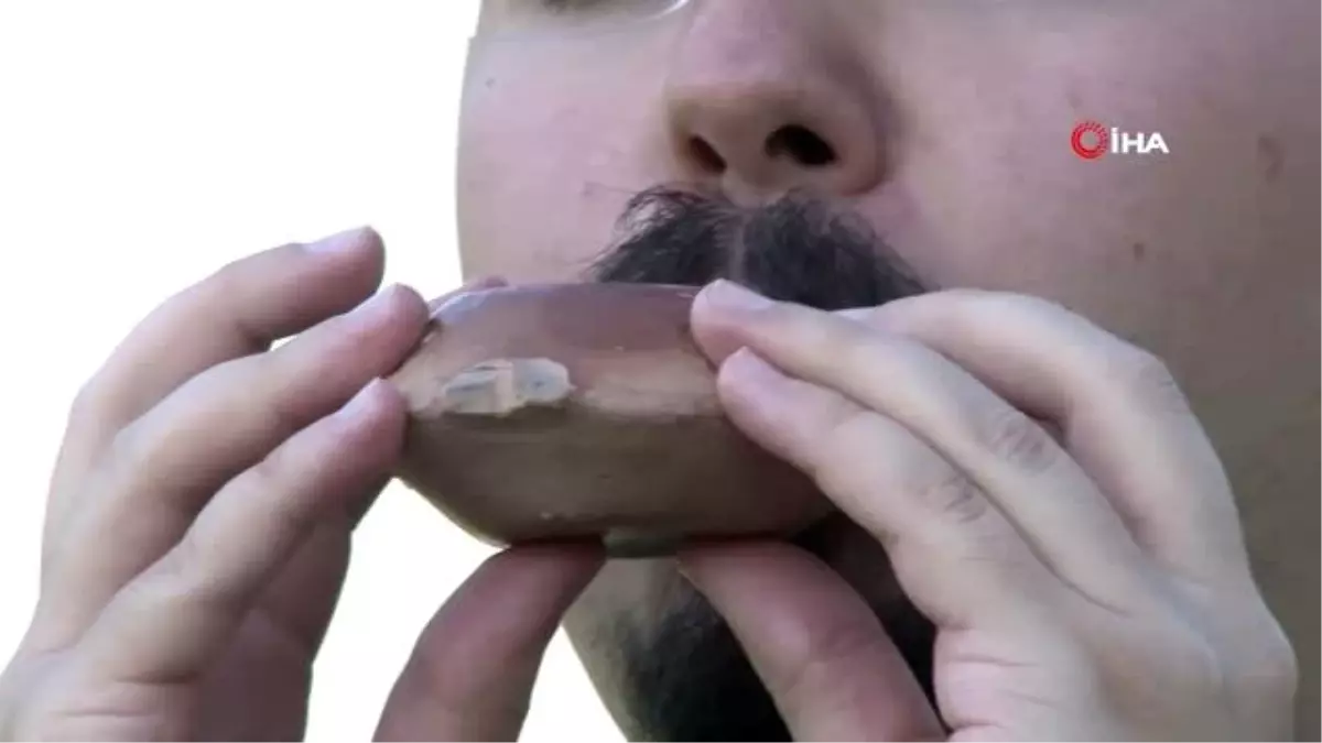 Çaldığı sayısız müzik aletiyle en eski Türk müziğini tekrar gün yüzüne çıkarmayı hedefliyor