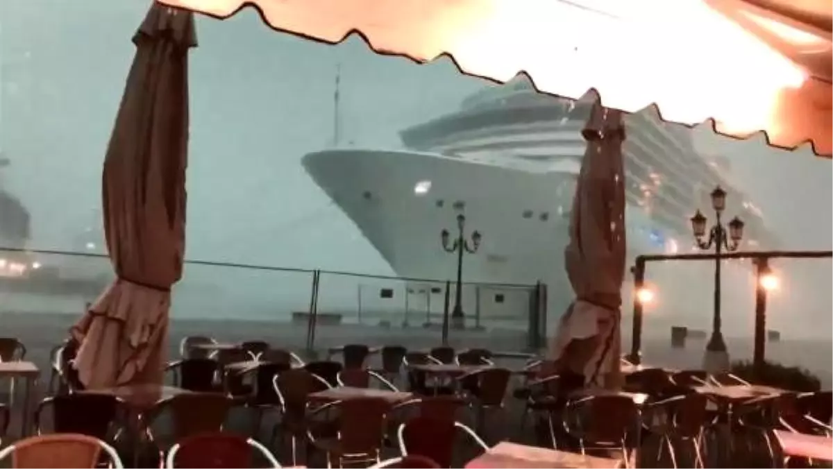 Dev yolcu gemisi az kalsın limana çarpıyordu