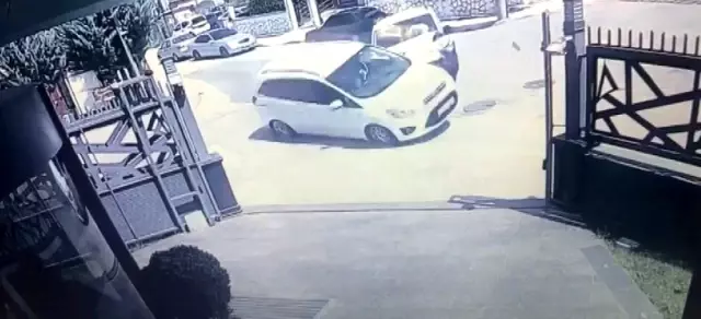 Hafif ticari araçla çarpışan otomobil böyle takla attı Hafif ticari araçla çarpışan otomobil böyle takla attı