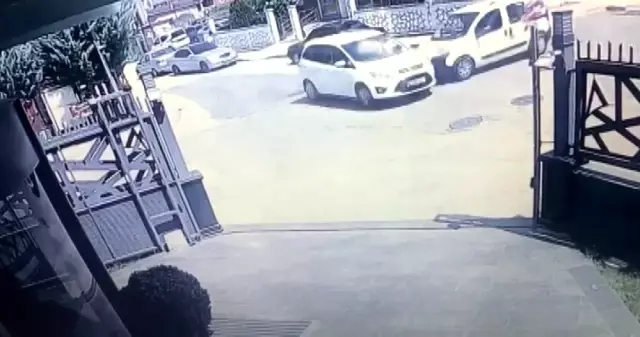 Hafif ticari araçla çarpışan otomobil böyle takla attı Hafif ticari araçla çarpışan otomobil böyle takla attı