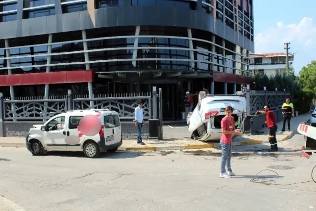 Hafif ticari araçla çarpışan otomobil böyle takla attı Hafif ticari araçla çarpışan otomobil böyle takla attı