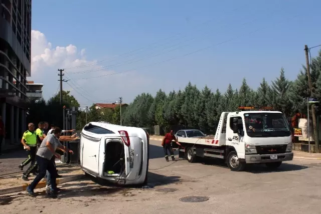 Hafif ticari araçla çarpışan otomobil böyle takla attı Hafif ticari araçla çarpışan otomobil böyle takla attı