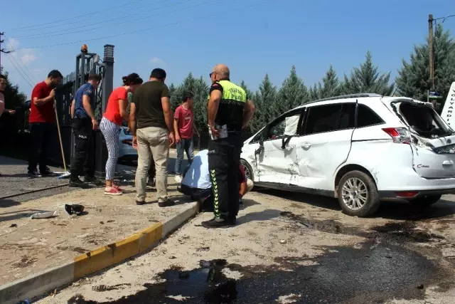 Hafif ticari araçla çarpışan otomobil böyle takla attı Hafif ticari araçla çarpışan otomobil böyle takla attı