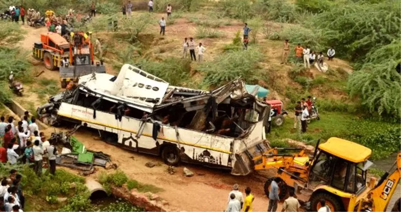 Hindistan'da şoför uyuyakaldı, çift katlı otobüs su kanalına düştü! 29 ölü