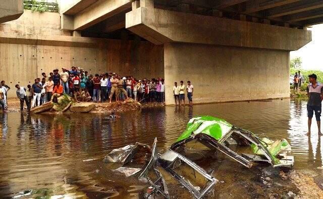 Hindistan'da şoför uyuyakaldı, çift katlı otobüs su kanalına düştü! 29 ölü