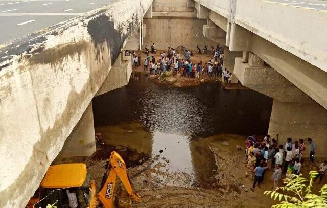 Hindistan'da şoför uyuyakaldı, çift katlı otobüs su kanalına düştü! 29 ölü