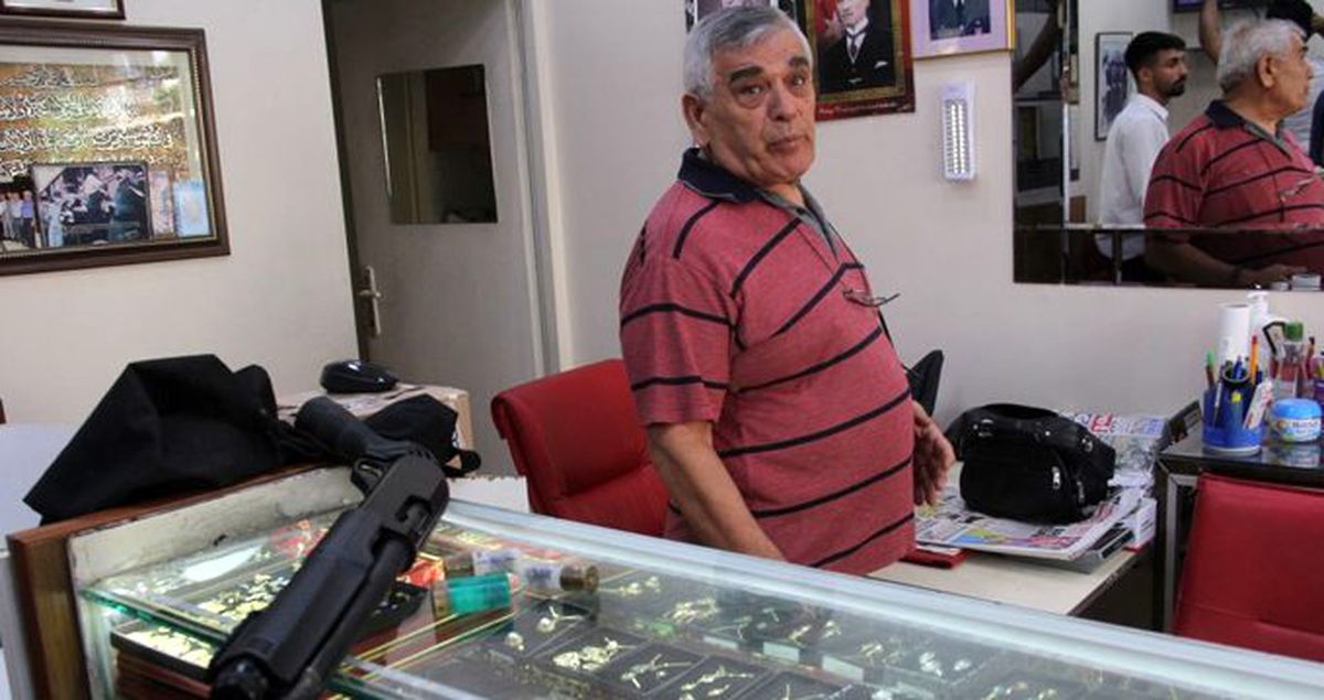 İş yeri sahibi, dükkanına gelen hırsızı, 'Yemek ısmarlayayım' diyerek vazgeçirdi