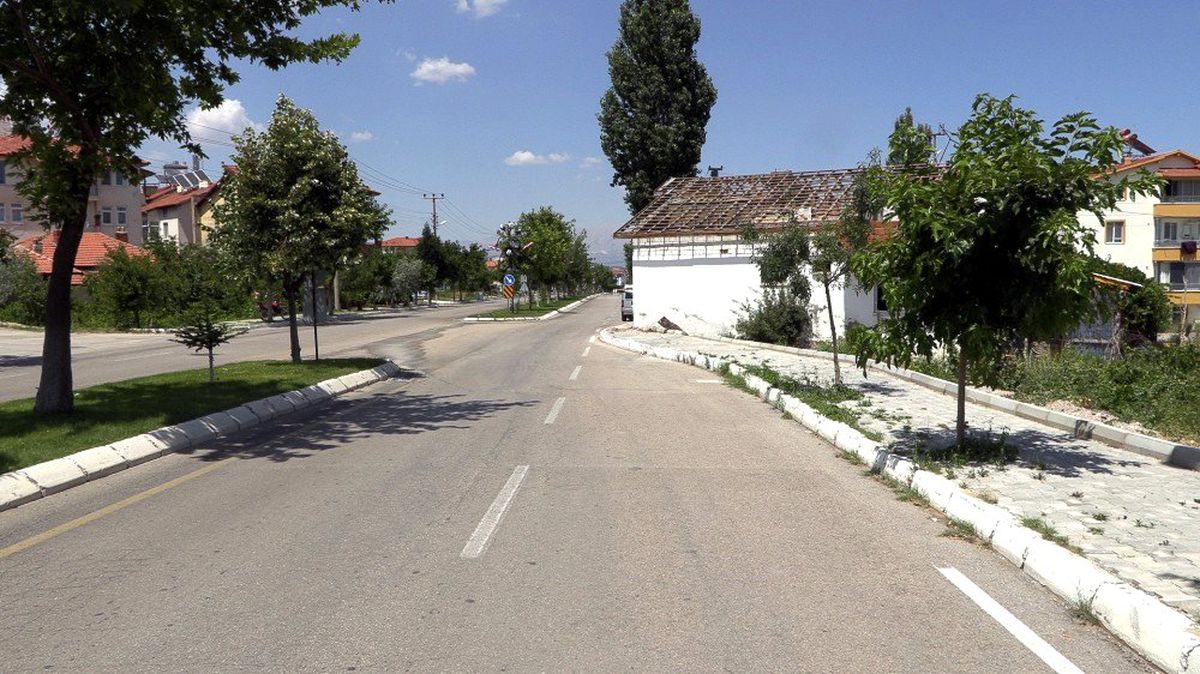 Isparta�da yol ortasındaki ev yıkılarak trafik güvenliği sorunu ortadan