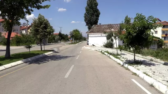 Isparta'da yol ortasındaki ev yıkılarak trafik güvenliği sorunu ortadan kaldırıldı
