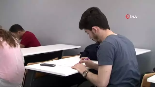 Kariyer Danışmanı Nur Erdem Özeren: 'Şimdiden geleceğin mesleklerine göre karar vermeyin' Kariyer Danışmanı Nur Erdem Özeren: 'Şimdiden geleceğin mesleklerine göre karar vermeyin'
