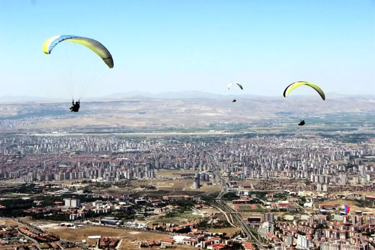 Kayseri'de yamaç paraşütü şöleni