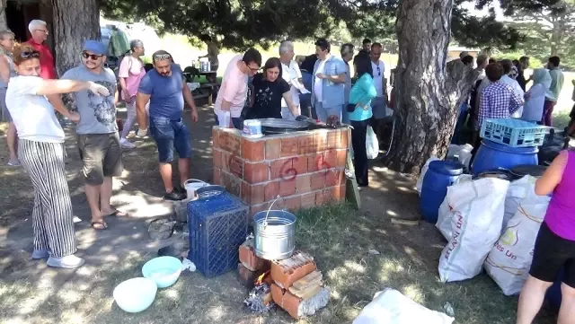 Kazdağları'nda Alman turistler geleneksel zeytinyağı sabunu yapmayı öğrendiler Kazdağları'nda Alman turistler geleneksel zeytinyağı sabunu yapmayı öğrendiler