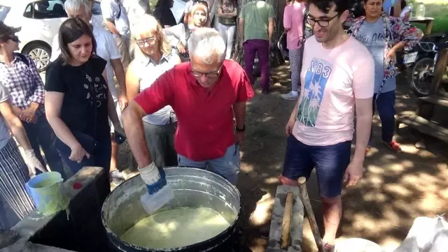 Kazdağları'nda Alman turistler geleneksel zeytinyağı sabunu yapmayı öğrendiler Kazdağları'nda Alman turistler geleneksel zeytinyağı sabunu yapmayı öğrendiler