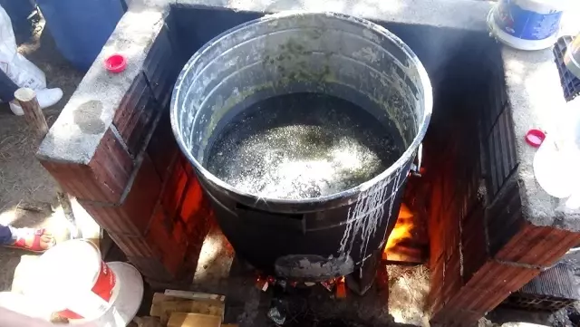 Kazdağları'nda Alman turistler geleneksel zeytinyağı sabunu yapmayı öğrendiler Kazdağları'nda Alman turistler geleneksel zeytinyağı sabunu yapmayı öğrendiler