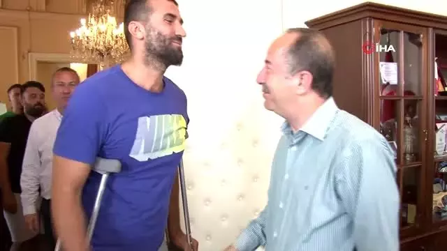 Kırkpınar şampiyonu Gürbüz'den 'geleneksel veda' ziyareti Kırkpınar şampiyonu Gürbüz'den 'geleneksel veda' ziyareti