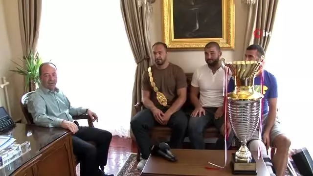 Kırkpınar şampiyonu Gürbüz'den 'geleneksel veda' ziyareti Kırkpınar şampiyonu Gürbüz'den 'geleneksel veda' ziyareti