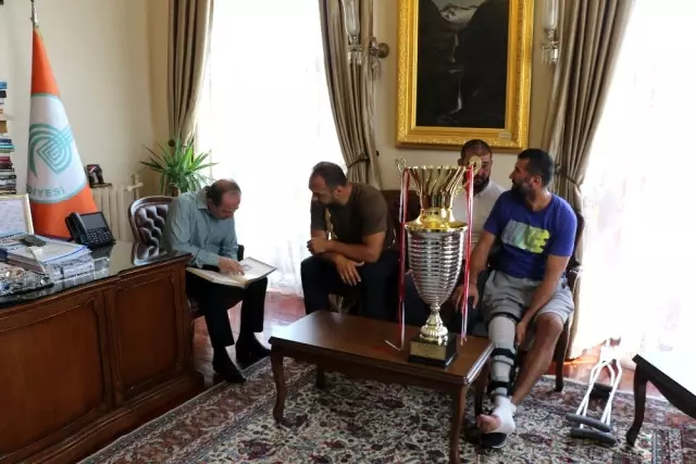 Kırkpınar şampiyonu Gürbüz'den geleneksel 'veda' ziyareti Kırkpınar şampiyonu Gürbüz'den geleneksel 'veda' ziyareti
