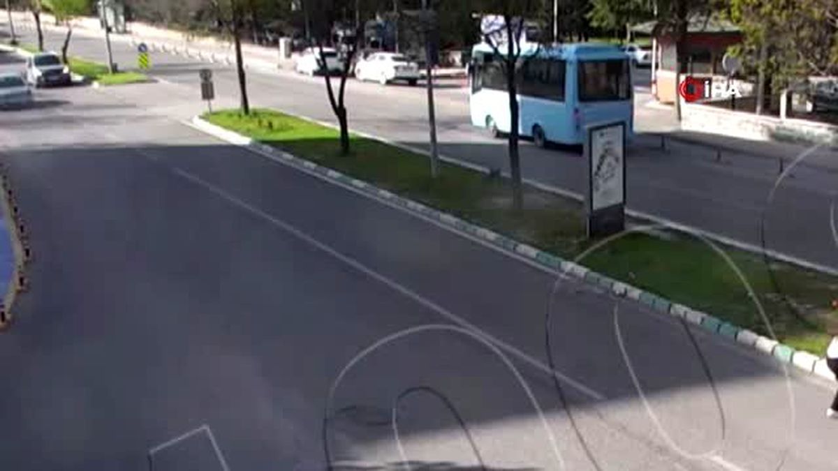Kontrolden çıkan otomobil orta refüje çarpıp böyle takla attı