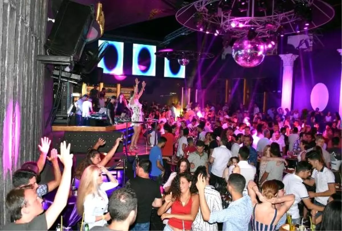 Marmaris'te gündüz plajları, gece Barlar Sokağı'nı dolduruyorlar