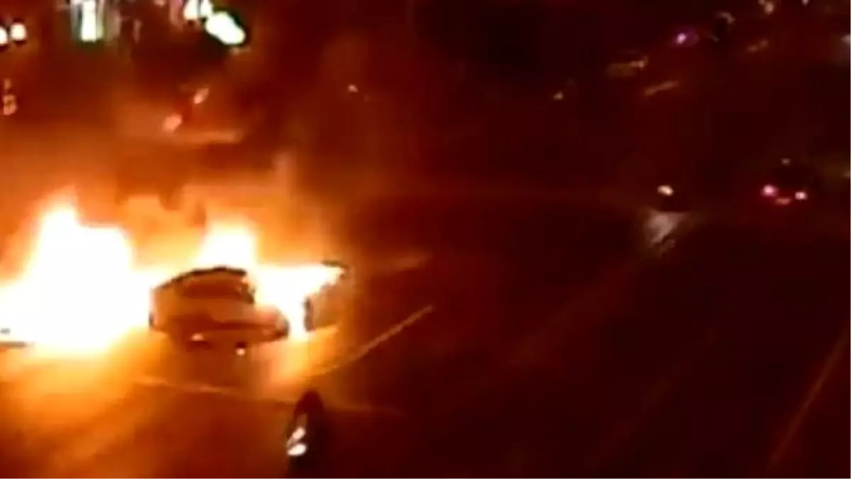 Otomobile çarpan motosiklet alev aldı