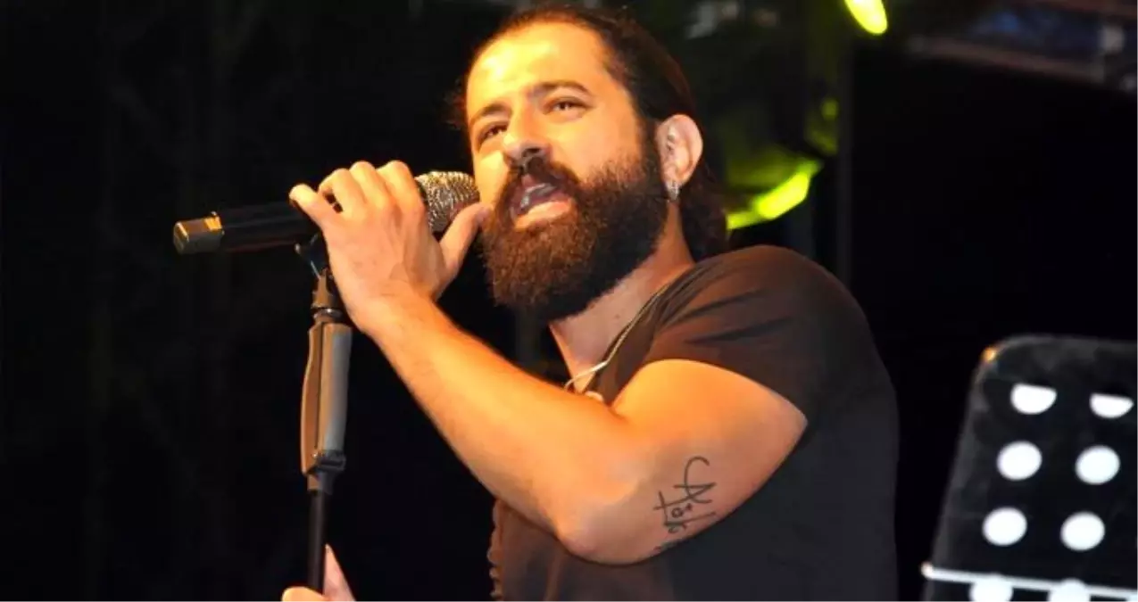 Şarkıcı Koray Avcı, konserinde saçlarını taradı