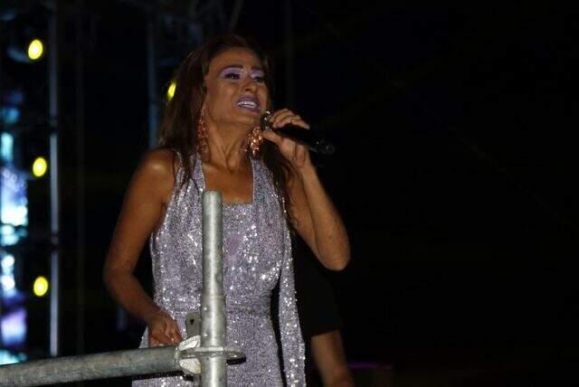 Şarkıcı Koray Avcı, konserinde saçlarını taradı