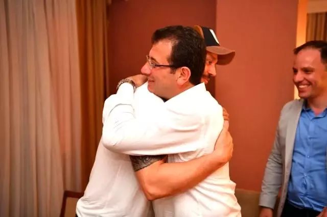 Şarkıcı Tuğba Ekinci, Ekrem İmamoğlu ile buluşan Murat Boz'a ateş püskürdü Şarkıcı Tuğba Ekinci, Ekrem İmamoğlu ile buluşan Murat Boz'a ateş püskürdü