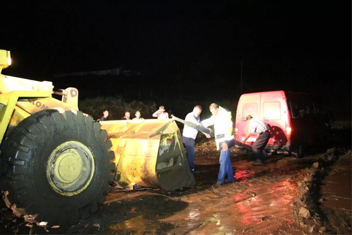 Sel, Oltu-Narman yolunu trafiğe kapattı