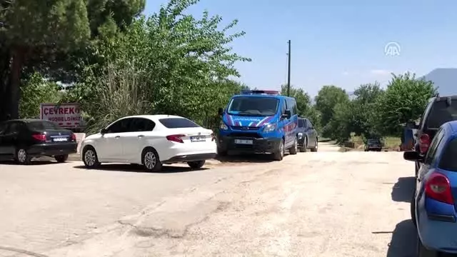 Silahlı saldırıda ölen amca yeğen toprağa verildi Silahlı saldırıda ölen amca yeğen toprağa verildi